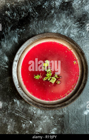 Rot Rote Beete Suppe - Borscht, mit Sauerrahm und Knödel Stockfoto