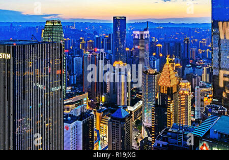 Chongqing, Chongqing, China. 10 Nov, 2018. Chongqing, China - Chongqing Stadt ist als Ã¢â'¬Å" Berg CityÃ¢â'¬Â, im südöstlichen Teil der Provinz Sichuan Bassin und der Kreuzung der Yangtze und Jialing befindet. Es war die einzige Gemeinde, direkt unter der zentralen Regierung in Western Region China, und die einzige Großstadt der vier chinesischen, markiert in der Karte der Welt, die in den Hallen der Vereinten Nationen gehisst. Credit: SIPA Asien/ZUMA Draht/Alamy leben Nachrichten Stockfoto