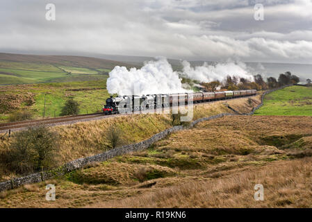 Horton-in-Ribblesdale, UK. 10. November 2018. Eine seltene Doppelköpfiger Dampf auf dem settle-carlisle Railway Line in der Nähe von Horton-in-Ribblesdale, in den Yorkshire Dales National Park. "Die Zitadelle" spezielle, von zwei schwarzen fünf Lokomotiven unter der Leitung gesehen wird in Richtung Norden nach Carlisle auf einem Hin- und Rückflug von Manchester. Quelle: John Bentley/Alamy leben Nachrichten Stockfoto