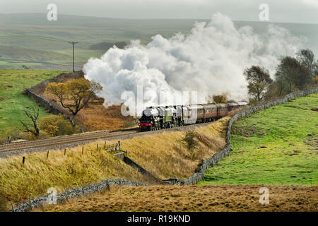 Horton-in-Ribblesdale, UK. 10. November 2018. Eine seltene Doppelköpfiger Dampf auf dem settle-carlisle Railway Line in der Nähe von Horton-in-Ribblesdale, in den Yorkshire Dales National Park. "Die Zitadelle" spezielle, von zwei schwarzen fünf Lokomotiven geleitet, gesehen wird, in Richtung Norden nach Carlisle auf einem Hin- und Rückflug von Manchester. Quelle: John Bentley/Alamy leben Nachrichten Stockfoto