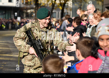 Royal Marines Reserve (London) Soldaten Interaktion mit Kindern in der Menge, in der der Herr Bürgermeister Show Parade 2018. London, Großbritannien Stockfoto