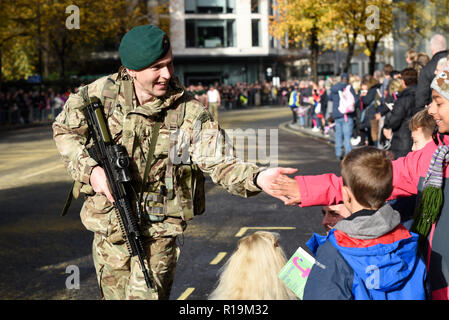 Royal Marines Reserve (London) Soldaten Interaktion mit Kindern in der Menge, in der der Herr Bürgermeister Show Parade 2018. London, Großbritannien Stockfoto