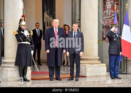 Paris, Frankreich. 10 Nov, 2018. Der französische Präsident Emmanuel Längestrich (C, R) stellt mit dem Besuch der US-Präsident Donald Trump im Elysee-palast in Paris, Frankreich, am 10. November 2018. Am Vorabend des Jahrestages des Ersten Weltkrieges Waffenstillstand, der französische Präsident Emmanuel Längestrich trafen sich hier mit dem Besuch der US-Präsident Donald Trump Samstag, wie Letztere zu mehr Fairness in der Zusammenarbeit mit Europa genannt. Credit: Chen Yichen/Xinhua/Alamy leben Nachrichten Stockfoto