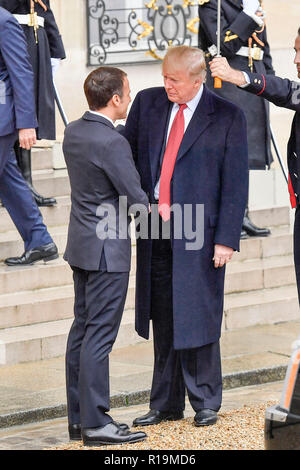 Paris, Frankreich. 10 Nov, 2018. Der französische Präsident Emmanuel Längestrich (L) schüttelt Hände mit Besuch der US-Präsident Donald Trump im Elysee-palast in Paris, Frankreich, am 10. November 2018. Am Vorabend des Jahrestages des Ersten Weltkrieges Waffenstillstand, der französische Präsident Emmanuel Längestrich trafen sich hier mit dem Besuch der US-Präsident Donald Trump Samstag, wie Letztere zu mehr Fairness in der Zusammenarbeit mit Europa genannt. Credit: Chen Yichen/Xinhua/Alamy leben Nachrichten Stockfoto