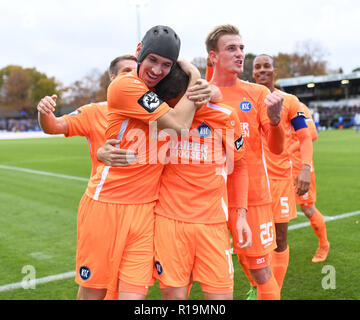 Meppen, Deutschland. 10 Nov, 2018. Jubel über das 0:2: von links nach rechts Damian Rossbach (KSC), Torwart Marvin Wanitzek (KSC), Alexander Groiss (KSC). GES/fussball/3. Liga: SV Meppen - Karlsruher SC, 10.11.2018 Fußball: 3. Liga: SV Meppen gegen den Karlsruher SC, Meppen, 10. November 2018 | Verwendung der weltweiten Kredit: dpa/Alamy leben Nachrichten Stockfoto