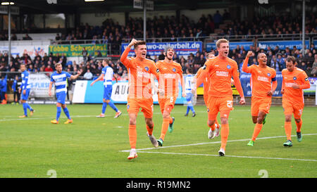 Meppen, Deutschland. 10 Nov, 2018. Jubel über den 0-2: von links nach rechts Torwart Marvin Wanitzek (KSC), Damian Rossbach (KSC), Alexander Groiss (KSC), David Pisot (KSC), Anton Fink (KSC). GES/fussball/3. Liga: SV Meppen - Karlsruher SC, 10.11.2018 Fußball: 3. Liga: SV Meppen gegen den Karlsruher SC, Meppen, 10. November 2018 | Verwendung der weltweiten Kredit: dpa/Alamy leben Nachrichten Stockfoto