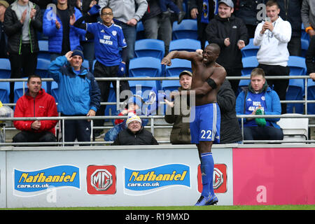 Cardiff, Großbritannien. 10 Nov, 2018. Sol Bamba von Cardiff City zieht sein Hemd aus, als er nach seiner Mannschaften 2. Ziel zählenden feiert. Premier League match, Cardiff City v Brighton & Hove Albion in Cardiff City Stadion am Samstag, den 10. November 2018. Dieses Bild dürfen nur für redaktionelle Zwecke verwendet werden. Nur die redaktionelle Nutzung, eine Lizenz für die gewerbliche Nutzung erforderlich. Keine Verwendung in Wetten, Spiele oder einer einzelnen Verein/Liga/player Publikationen. pic von Andrew Obstgarten/Andrew Orchard sport Fotografie/Alamy Live news Credit: Andrew Orchard sport Fotografie/Alamy leben Nachrichten Stockfoto
