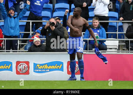 Cardiff, Großbritannien. 10 Nov, 2018. Sol Bamba von Cardiff City zieht sein Hemd aus, als er nach seiner Mannschaften 2. Ziel zählenden feiert. Premier League match, Cardiff City v Brighton & Hove Albion in Cardiff City Stadion am Samstag, den 10. November 2018. Dieses Bild dürfen nur für redaktionelle Zwecke verwendet werden. Nur die redaktionelle Nutzung, eine Lizenz für die gewerbliche Nutzung erforderlich. Keine Verwendung in Wetten, Spiele oder einer einzelnen Verein/Liga/player Publikationen. pic von Andrew Obstgarten/Andrew Orchard sport Fotografie/Alamy Live news Credit: Andrew Orchard sport Fotografie/Alamy leben Nachrichten Stockfoto
