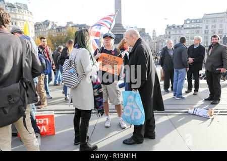 London, Großbritannien. 10 Nov, 2018. Pro brexit Gruppe Einheit halten ein Pro brexit Rallye in Trafalgar Square fordern, Großbritannien. 10. November 2018. Die EU jetzt zu verlassen. Credit: Penelope Barritt/Alamy leben Nachrichten Stockfoto