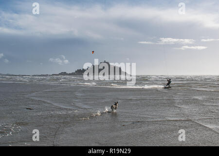 Marazion, Cornwall, UK. 10 Nov, 2018. Uk Wetter. Wind geholt auf durch Sturm Deirdre brachte der Wind surfer an Marazion heute Mittag. Foto: Simon Maycock/Alamy leben Nachrichten Stockfoto