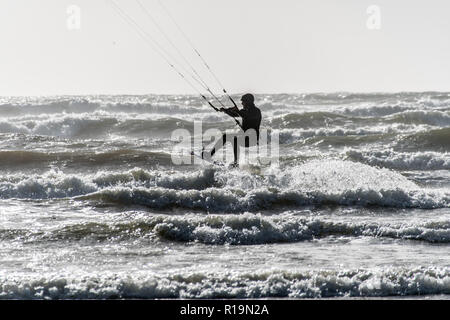 Marazion, Cornwall, UK. 10 Nov, 2018. Uk Wetter. Wind geholt auf durch Sturm Deirdre brachte der Wind surfer an Marazion heute Mittag. Foto: Simon Maycock/Alamy leben Nachrichten Stockfoto