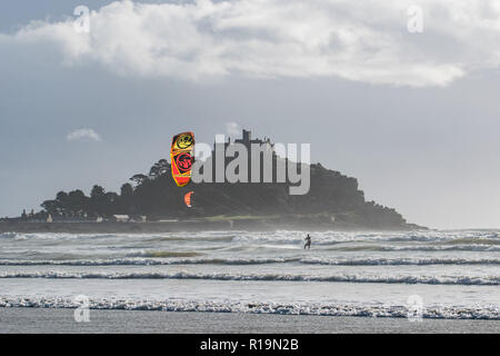 Marazion, Cornwall, UK. 10 Nov, 2018. Uk Wetter. Wind geholt auf durch Sturm Deirdre brachte der Wind surfer an Marazion heute Mittag. Foto: Simon Maycock/Alamy leben Nachrichten Stockfoto