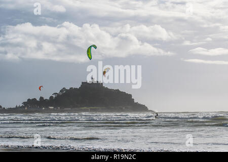 Marazion, Cornwall, UK. 10 Nov, 2018. Uk Wetter. Wind geholt auf durch Sturm Deirdre brachte der Wind surfer an Marazion heute Mittag. Foto: Simon Maycock/Alamy leben Nachrichten Stockfoto