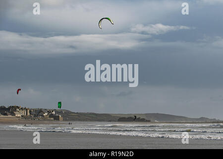 Marazion, Cornwall, UK. 10 Nov, 2018. Uk Wetter. Wind geholt auf durch Sturm Deirdre brachte der Wind surfer an Marazion heute Mittag. Foto: Simon Maycock/Alamy leben Nachrichten Stockfoto