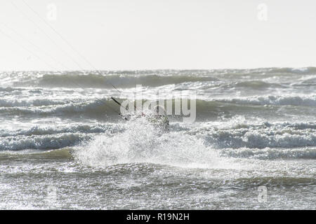 Marazion, Cornwall, UK. 10 Nov, 2018. Uk Wetter. Wind geholt auf durch Sturm Deirdre brachte der Wind surfer an Marazion heute Mittag. Foto: Simon Maycock/Alamy leben Nachrichten Stockfoto