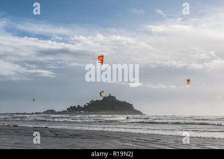 Marazion, Cornwall, UK. 10 Nov, 2018. Uk Wetter. Wind geholt auf durch Sturm Deirdre brachte der Wind surfer an Marazion heute Mittag. Foto: Simon Maycock/Alamy leben Nachrichten Stockfoto