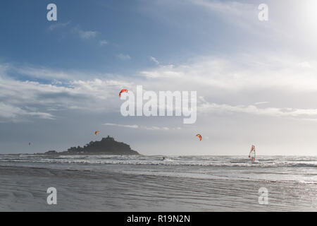 Marazion, Cornwall, UK. 10 Nov, 2018. Uk Wetter. Wind geholt auf durch Sturm Deirdre brachte der Wind surfer an Marazion heute Mittag. Foto: Simon Maycock/Alamy leben Nachrichten Stockfoto