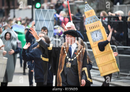 London, Großbritannien. 10. November 2019. Die Teilnehmer nehmen an des Herrn Bürgermeister zeigen, der ältesten und größten Civic Prozession in der Welt. Seit mehr als 800 Jahren wird der neu gewählte Oberbürgermeister von London macht seinen Weg von der Stadt zu fernen Westminster Loyalität gegenüber der Krone zu schwören. Credit: Stephen Chung/Alamy leben Nachrichten Stockfoto