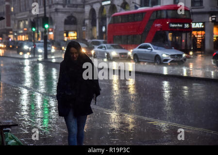 Piccadilly, London, UK. 10 Nov, 2018. Starker Regen in London, nach einem sonnigen Morgen. Quelle: Matthew Chattle/Alamy leben Nachrichten Stockfoto