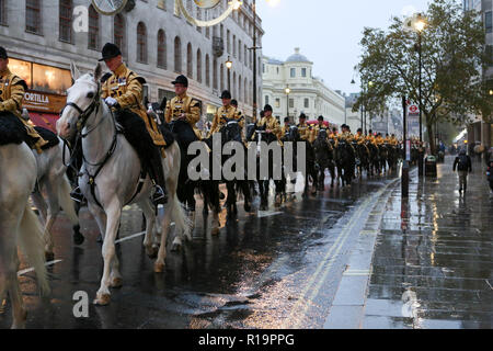 London, Großbritannien. 10 Nov, 2018. Pferde und Reiter vom Herrn Bürgermeister Parade Kopf zurück zu Stallungen durch sintflutartige Regenfälle. Am Strand in der Nähe von Trafalgar Square. Credit: Penelope Barritt/Alamy leben Nachrichten Stockfoto