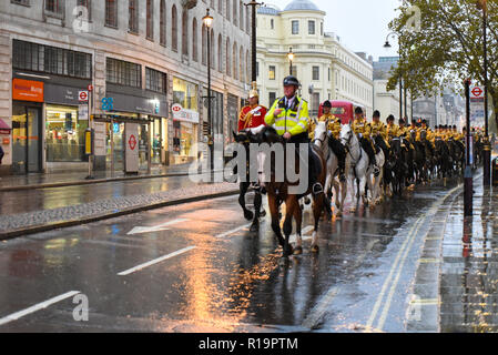 Montiert Band der Household Cavalry in Heavy Rain nach des Herrn Bürgermeister Show Parade während der Rückkehr in die Kaserne gefangen. London, Großbritannien Stockfoto