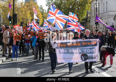 London, Großbritannien. 10 Nov, 2018. Pro-Brexit Aktivisten aus Großbritannien Einheit März entlang Whitehall auf einem Brexit jetzt Demonstration. Credit: Mark Kerrison/Alamy leben Nachrichten Stockfoto