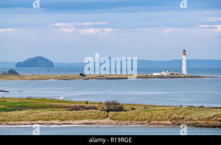 Torness, East Lothian, Schottland, Vereinigtes Königreich, 10. November 2018. UK Wetter: Trotz der Sturm an der West Küste der UK, Eastern Scotland ist mild mit nur einer leichten Brise. Scheunen Ness Leuchtturm mit Bass Rock Island am Horizont in der Ferne Stockfoto