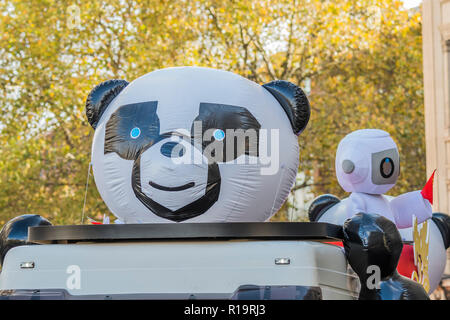 London, Großbritannien. 10 Nov, 2018. Die Zhejiang UK Association - Der neue Oberbürgermeister (Peter Estlin, 691 St) war gestern vereidigt. Zu feiern, ist heute die jährliche Oberbürgermeister zeigen. Es schließt militärische Bands, vintage Busse, Dhol Schlagzeuger, ein Mähdrescher und einem riesigen nicken Hund in die drei Kilometer lange Prozession. Es vereint über 7.000 Menschen, 200 Pferde und 140 Motor und dampfbetriebene Fahrzeuge in einem Fall, der stammt aus dem 13. Jahrhundert. Die Oberbürgermeisterin der Stadt London Fahrten in den Gold Status Coach. Credit: Guy Bell/Alamy leben Nachrichten Stockfoto