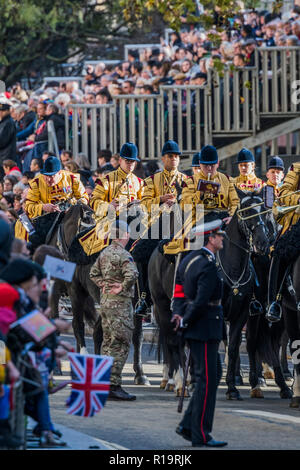 London, Großbritannien. 10 Nov, 2018. Die Band der Household Cavalry Pausen außerhalb von St. Pauls, der neue Oberbürgermeister (Peter Estlin, 691 St) in Gestern geschworen wurde. Zu feiern, ist heute die jährliche Oberbürgermeister zeigen. Es schließt militärische Bands, vintage Busse, Dhol Schlagzeuger, ein Mähdrescher und einem riesigen nicken Hund in die drei Kilometer lange Prozession. Es vereint über 7.000 Menschen, 200 Pferde und 140 Motor und dampfbetriebene Fahrzeuge in einem Fall, der stammt aus dem 13. Jahrhundert. Die Oberbürgermeisterin der Stadt London Fahrten in den Gold Status Coach. Credit: Guy Bell/Alamy leben Nachrichten Stockfoto