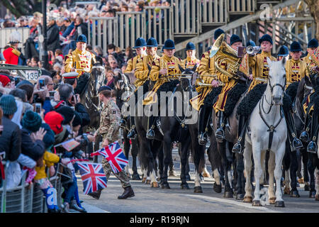 London, Großbritannien. 10 Nov, 2018. Die Band der Household Cavalry Pausen außerhalb von St. Pauls, der neue Oberbürgermeister (Peter Estlin, 691 St) in Gestern geschworen wurde. Zu feiern, ist heute die jährliche Oberbürgermeister zeigen. Es schließt militärische Bands, vintage Busse, Dhol Schlagzeuger, ein Mähdrescher und einem riesigen nicken Hund in die drei Kilometer lange Prozession. Es vereint über 7.000 Menschen, 200 Pferde und 140 Motor und dampfbetriebene Fahrzeuge in einem Fall, der stammt aus dem 13. Jahrhundert. Die Oberbürgermeisterin der Stadt London Fahrten in den Gold Status Coach. Credit: Guy Bell/Alamy leben Nachrichten Stockfoto