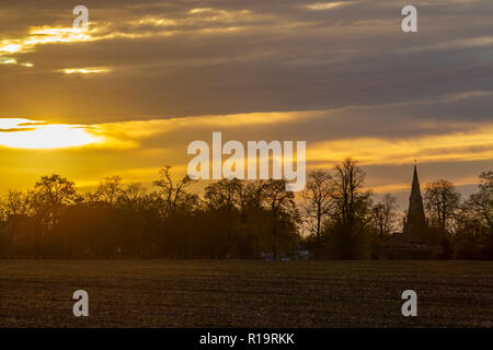 Northampton, Großbritannien. Wetter 10. November 2018. Stürmisch und bunten Himmel über Northamptonshire am späten Nachmittag, Kredit: Keith J Smith./Alamy leben Nachrichten Stockfoto