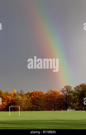 Northampton, Großbritannien. Wetter 10. November 2018. Stürmisch und bunten skiesd mit einem Regenbogen über Abinton Park, Northamptonshire am späten Nachmittag, Kredit: Keith J Smith./Alamy leben Nachrichten Stockfoto