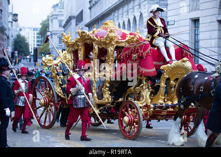 London, Großbritannien. 10 Nov, 2018. Der neue Oberbürgermeister, Peter Estlin, Wellen, die aus dem Gold der Beförderung als die Prozession vorbei und er wird der 691St Oberbürgermeister. Es gibt 7.000 Menschen und über 70 Wagen in der Prozession. Credit: Tommy London/Alamy leben Nachrichten Stockfoto