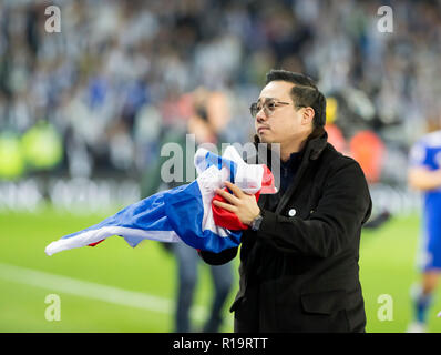 King Power Stadion, Leicester, Großbritannien. 10 Nov, 2018. EPL Premier League Fußball, Leicester City gegen Burnley; Khun Vichai Vice Chairman von Leicester City Football Club gehen um die Tonhöhe nach dem Spiel die Fans danken Credit: Aktion plus Sport/Alamy leben Nachrichten Stockfoto