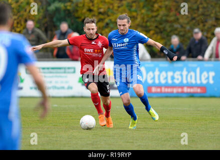 Deutschland. 10 Nov, 2018. Alexander Schoch (Spielberg) (links) im Vergleich mit der rechten Mijo Tunjic (Stuttgart). GES/fussball/Oberliga: SV Spielberg - SV Stuttgarter Kickers, 10.11.2018 - | Verwendung der weltweiten Kredit: dpa/Alamy leben Nachrichten Stockfoto