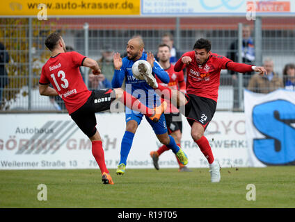 Deutschland. 10 Nov, 2018. Links 13 Alexander Schoch, Rechts 23 Georgios Roumeliotis (Spielberg), Abdenour Amachaibou (Stuttgart, mi.). GES/fussball/Oberliga: SV Spielberg - SV Stuttgarter Kickers, 10.11.2018 - | Verwendung der weltweiten Kredit: dpa/Alamy leben Nachrichten Stockfoto