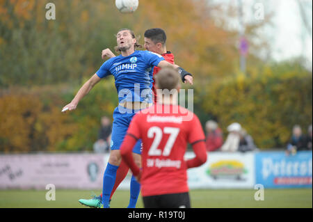 Deutschland. 10 Nov, 2018. Mijo Tunjic (Stuttgart, links) im Vergleich mit der rechten Stefan Mueller (Spielberg). GES/fussball/Oberliga: SV Spielberg - SV Stuttgarter Kickers, 10.11.2018 - | Verwendung der weltweiten Kredit: dpa/Alamy leben Nachrichten Stockfoto