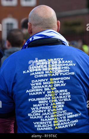 Leicester, Großbritannien. 10. November 2018. Leicester City FC-Fans und Fans anderer Vereine sind würdigen, Vorsitzender Vichai Srivaddhanaprabha, der unter fünf Menschen in der Absturz eines Hubschraubers außerhalb des Stadions am 27. Oktober getötet wurde. Tausende nahmen Teil von Jubilee Square nur über 1,6 km zu Fuß zum King Power Stadion. Credit: Ian Francis/Alamy leben Nachrichten Stockfoto