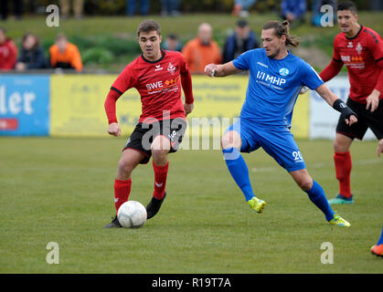 Deutschland. 10 Nov, 2018. Mijo Tunjic (Stuttgart, rechts) gegen linke Nikolai Bauer (Spielberg). GES/fussball/Oberliga: SV Spielberg - SV Stuttgarter Kickers, 10.11.2018 - | Verwendung der weltweiten Kredit: dpa/Alamy leben Nachrichten Stockfoto