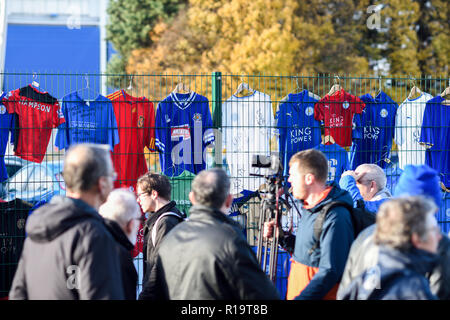 Leicester, Großbritannien. 10. November 2018. Leicester City FC-Fans und Fans anderer Vereine sind würdigen, Vorsitzender Vichai Srivaddhanaprabha, der unter fünf Menschen in der Absturz eines Hubschraubers außerhalb des Stadions am 27. Oktober getötet wurde. Tausende nahmen Teil von Jubilee Square nur über 1,6 km zu Fuß zum King Power Stadion. Credit: Ian Francis/Alamy leben Nachrichten Stockfoto