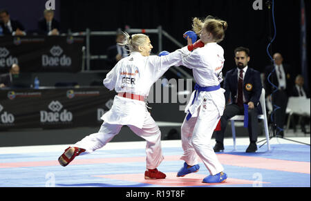 Madrid, Madrid, Spanien. 10 Nov, 2018. Deutsche Karateka Jana Bitsch (L) gesehen, die sich mit polnischen Karateka Dorota Banaszczyk zu konkurriert für die Goldmedaille im Kumite weiblich -55 kg Wettbewerb des 24. Karate Weltmeisterschaften am WiZink Zentrum in Madrid. Credit: Manu Reino/SOPA Images/ZUMA Draht/Alamy leben Nachrichten Stockfoto