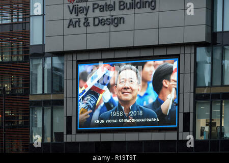 Leicester, Großbritannien. 10. November 2018. Leicester City FC-Fans und Fans anderer Vereine sind würdigen, Vorsitzender Vichai Srivaddhanaprabha, der unter fünf Menschen in der Absturz eines Hubschraubers außerhalb des Stadions am 27. Oktober getötet wurde. Tausende nahmen Teil von Jubilee Square nur über 1,6 km zu Fuß zum King Power Stadion. Credit: Ian Francis/Alamy leben Nachrichten Stockfoto