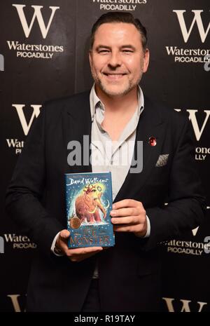 London, Großbritannien. 10 Nov, 2018. David Walliams, Presscall und Booksigning für seinen neuesten Roman "Das Eis Monster', Waterstones Piccadilly, 203-206 Piccadilly, London.UK Credit: michael Melia/Alamy leben Nachrichten Stockfoto