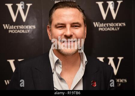 London, Großbritannien. 10 Nov, 2018. David Walliams, Presscall und Booksigning für seinen neuesten Roman "Das Eis Monster', Waterstones Piccadilly, 203-206 Piccadilly, London.UK Credit: michael Melia/Alamy leben Nachrichten Stockfoto