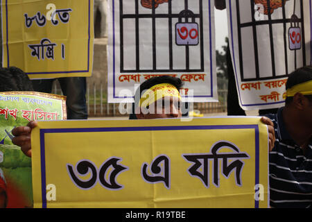 Dhaka, Bangladesch. 10 Nov, 2018. Studenten und Arbeitssuchende als Protest zu steigenden Nachfrage die Altersgrenze 35 für den Zugang zu öffentlichen Dienstleistungen vor der Raju Memorial Skulptur in der Nähe von Dhaka University Campus. Credit: MD Mehedi Hasan/ZUMA Draht/Alamy leben Nachrichten Stockfoto