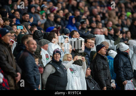 Twickenham, London, UK. 10 Nov, 2018. Rugby Union, Herbst internationale Reihe, zwischen England und Neuseeland; die Rugby-fans Nachbearbeitung für den Regen Credit: Aktion plus Sport/Alamy leben Nachrichten Stockfoto