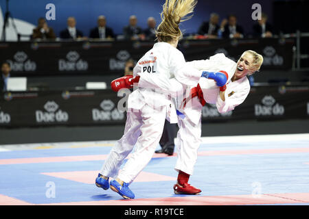 Madrid, Madrid, Spanien. 10 Nov, 2018. Deutsche Karateka Jana Bitsch (R) gesehen, die sich mit polnischen Karateka Dorota Banaszczyk Für die Goldmedaille im Kumite weiblich -55 kg Wettbewerb des 24. Karate Weltmeisterschaften am WiZink Zentrum in Madrid zu konkurrieren. Credit: Manu Reino/SOPA Images/ZUMA Draht/Alamy leben Nachrichten Stockfoto