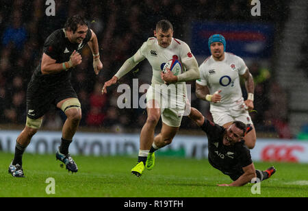 Twickenham, London, UK. 10. November 2018. England's Jonny kann verhindert eine während der Quilter Rugby Union International zwischen England und Neuseeland bei Twickenham Stadium bekämpfen. Credit: Paul Harding/Alamy Live Nachrichten Leitartikel nur verwenden Stockfoto