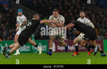 Twickenham, London, UK. 10. November 2018. Der Engländer Sam Underhill und Neuseelands Dane Coles während der Quilter Rugby Union International zwischen England und Neuseeland bei Twickenham Stadium. Credit: Paul Harding/Alamy Live Nachrichten Leitartikel nur verwenden Stockfoto