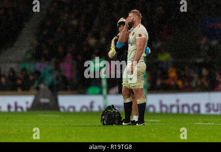 Twickenham, London, UK. 10. November 2018. England's George Kruis erlischt Verletzt während der Quilter Rugby Union International zwischen England und Neuseeland bei Twickenham Stadium. Credit: Paul Harding/Alamy Live Nachrichten Leitartikel nur verwenden Stockfoto
